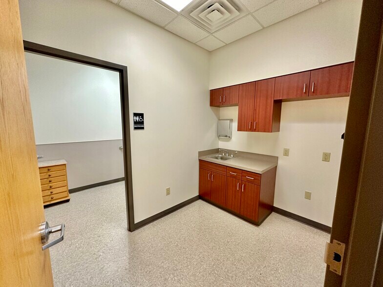 More Photos Of 9727 E Shannon Woods St, Wichita Medical For Lease