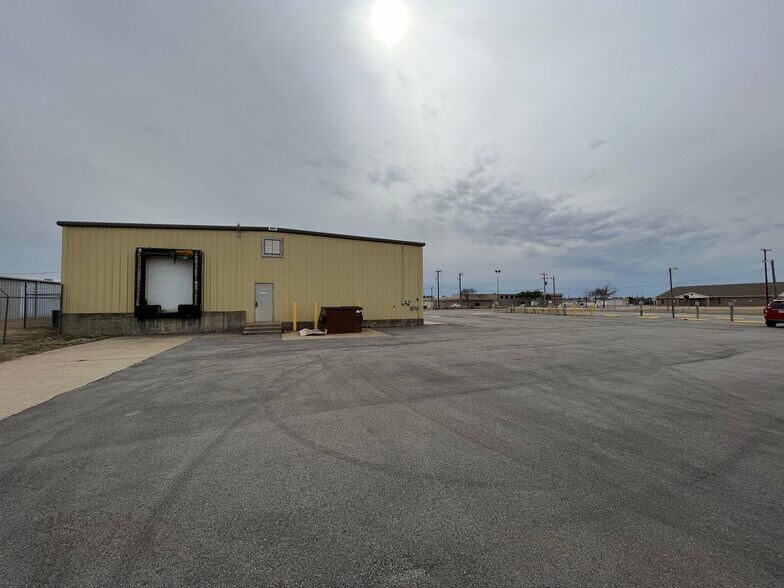 More Photos Of 1416 Twin Oaks St, Wichita Falls Warehouse For Lease