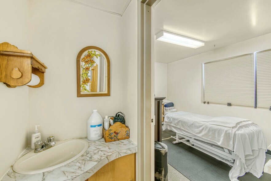 More Photos Of 215 First Av E, Shelburne Medical For Sale