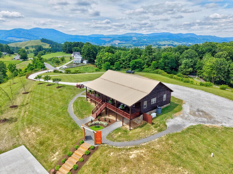 More Photos Of 639 Wagon Wheel Rd, Elk Creek Lodge Meeting Hall For Sale
