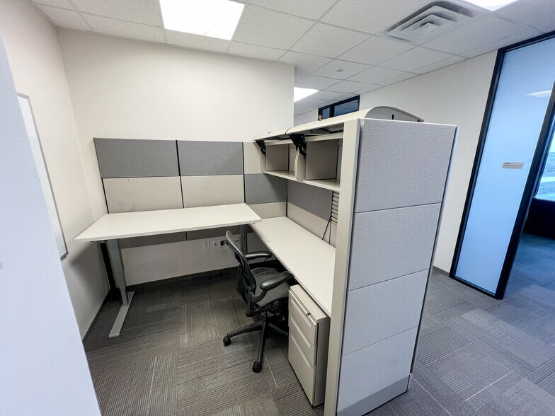 More Photos Of 303 Veterans Airpark Ln, Midland Office For Lease