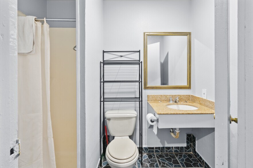 More Photos Of 839 Isabella St, Oakland Hotel For Sale