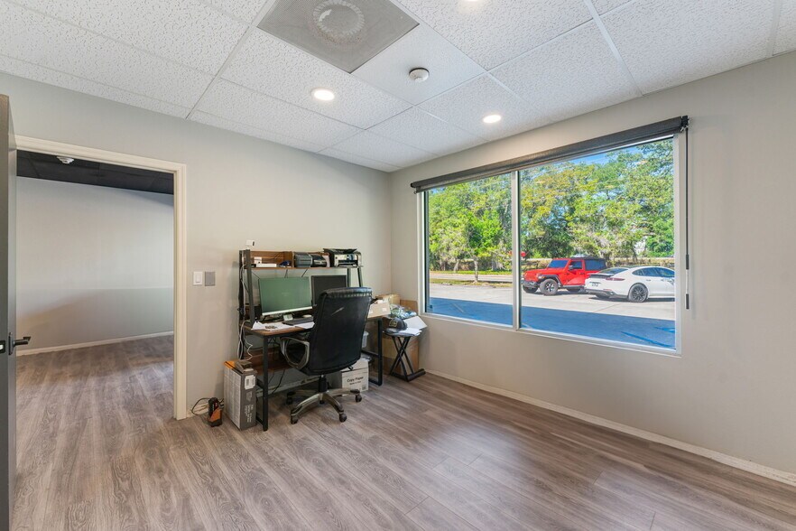 More Photos Of 2427 Porter Lake Dr, Sarasota Flex For Sale