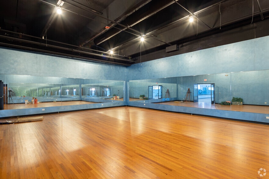 More Photos Of 1518 Market St, Des Plaines Unknown For Lease