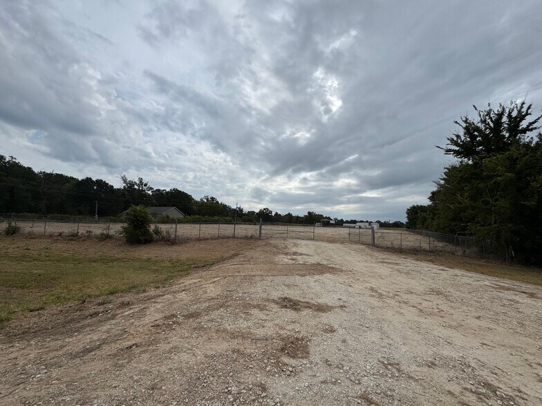 More Photos Of 9182 S US Highway 79, Palestine Service For Lease