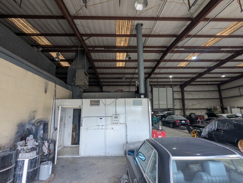 More Photos Of 5320 W Parkway St, Groves Industrial For Sale