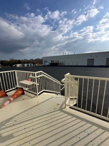 More Photos Of 4170 Lafayette Center Dr, Chantilly Light Distribution For Lease