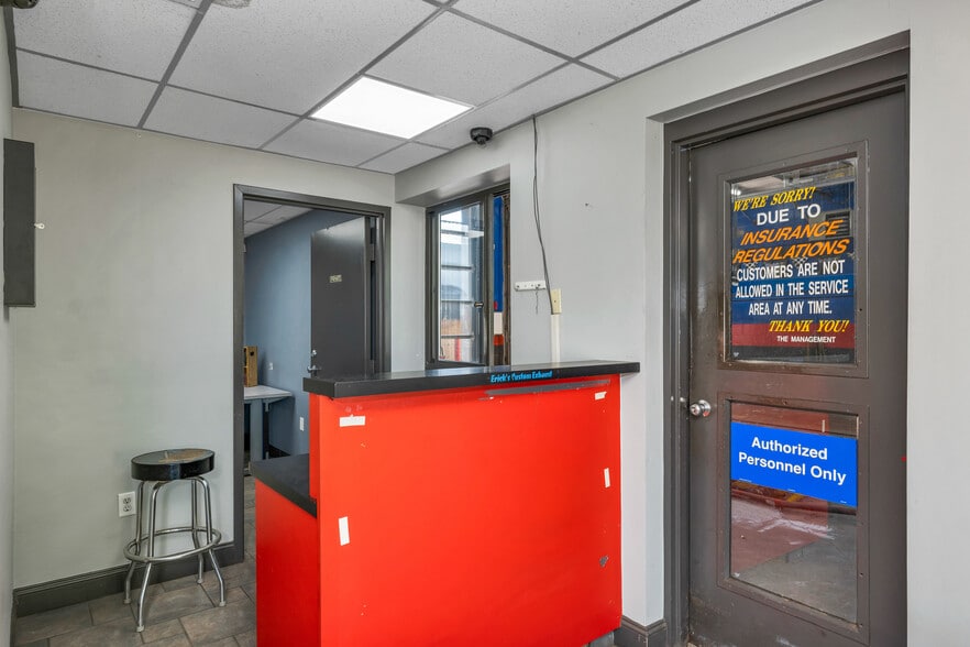 More Photos Of 386 Daniel Webster Hwy, Merrimack Auto Repair For Sale