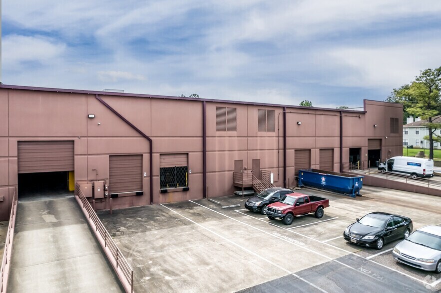 More Photos Of 1600 Century Center Pky, Memphis Warehouse For Lease