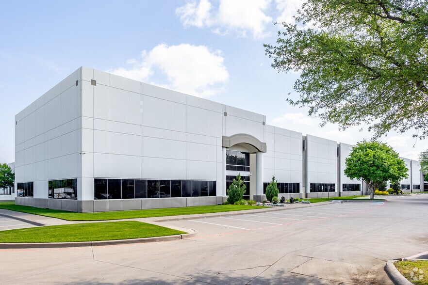 More Photos Of 450 Airline Dr, Coppell Warehouse For Lease