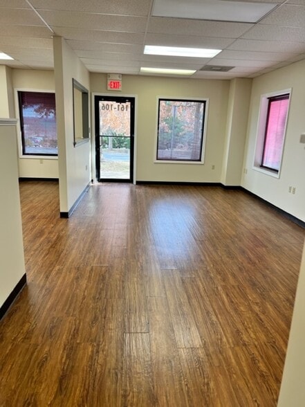 More Photos Of 161 Prosperity Dr, Winchester Showroom For Lease