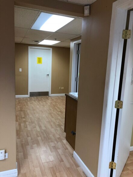 More Photos Of 189 Poplar Pl, North Aurora Warehouse For Lease