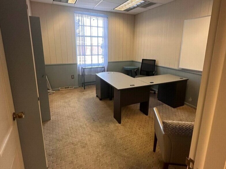 More Photos Of 1730 N Limestone St, Springfield Loft Creative Space For Lease