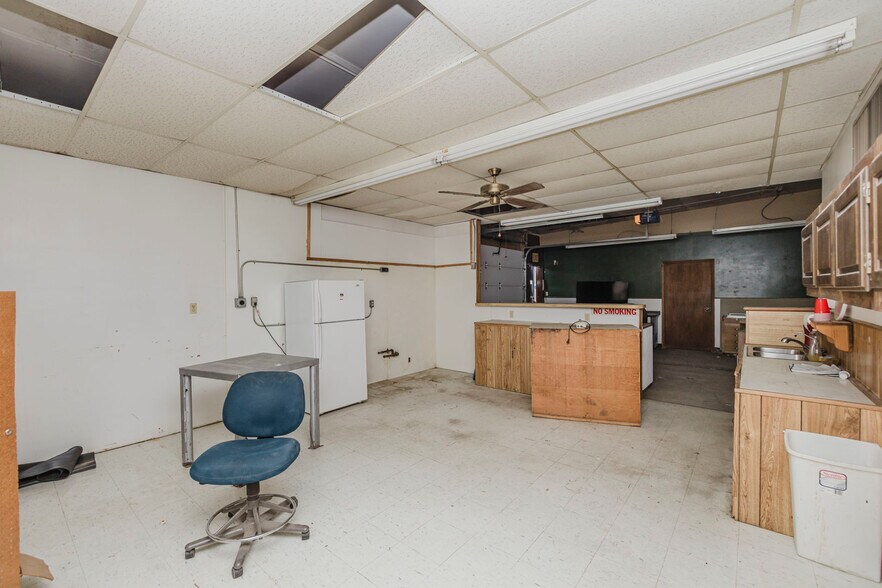 More Photos Of 110 N Poplar St, Hutchinson Warehouse For Sale