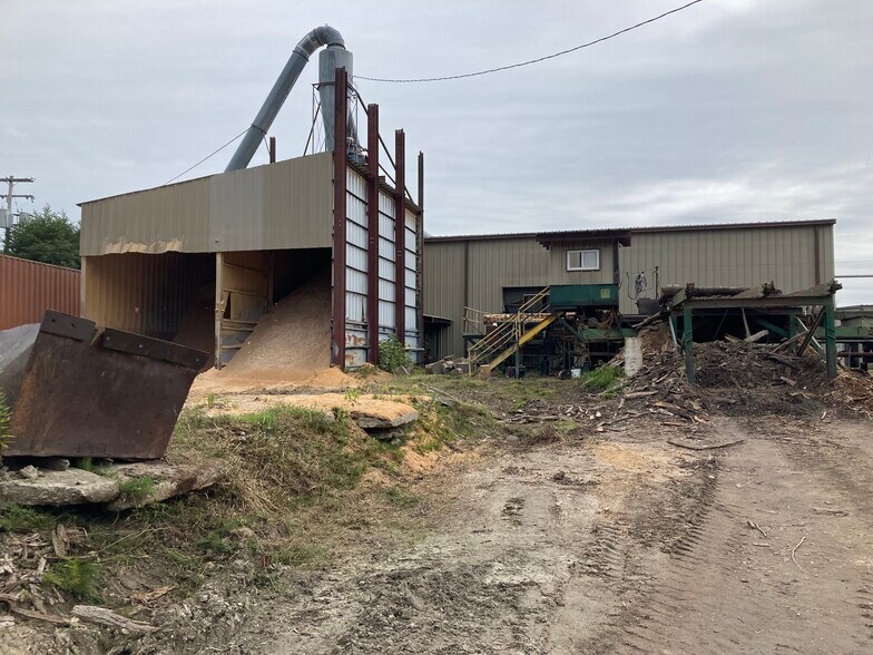 More Photos Of 200 Main Street, Roulette Contractor Storage Yard For Sale