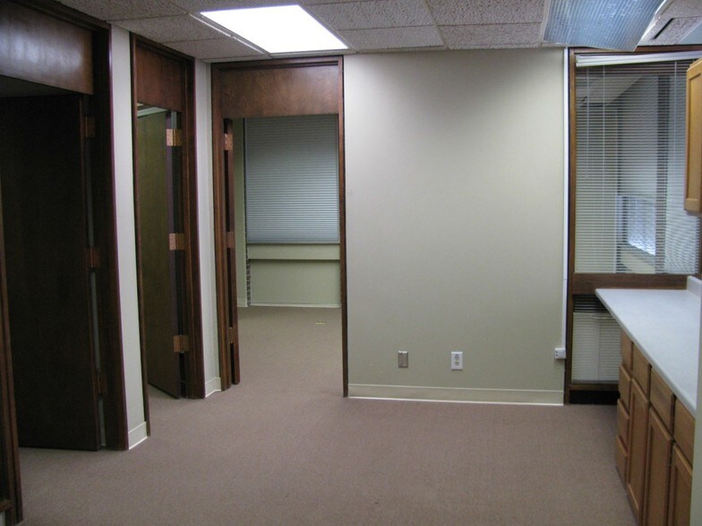 More Photos Of 6600 W 95th St, Overland Park Office For Lease