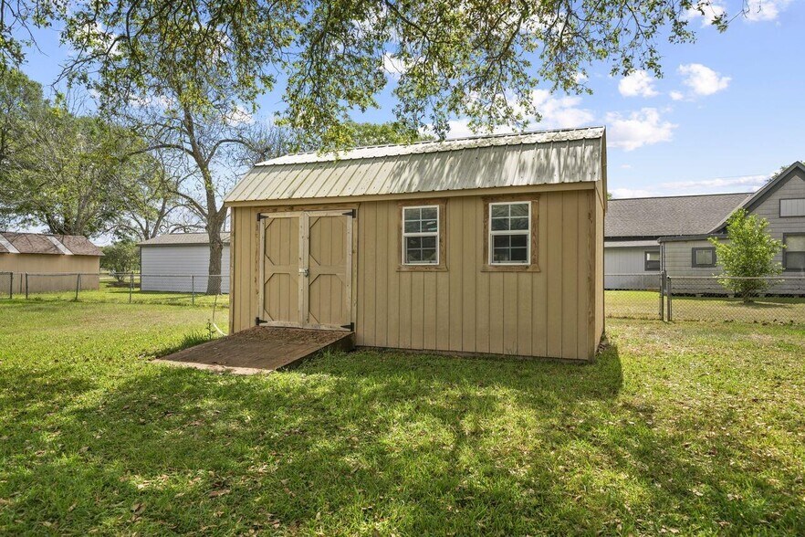 More Photos Of 3027 Poppy St, Needville Apartments For Sale