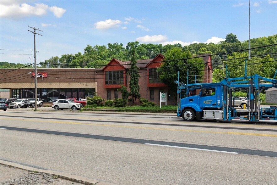 More Photos Of 1641 Saw Mill Run Blvd, Pittsburgh Flex For Sale