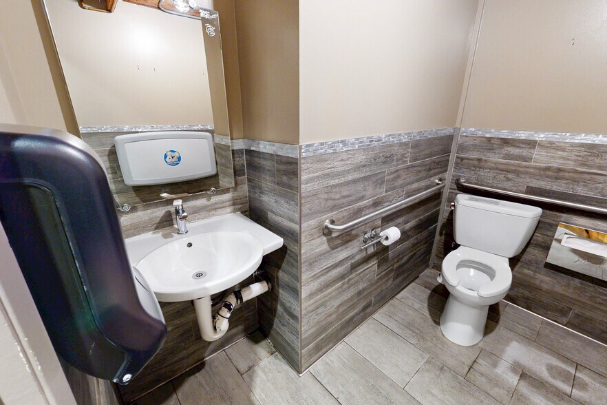 More Photos Of 5862-5872 Doyle St, Emeryville Restaurant For Sale