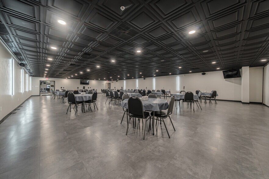 More Photos Of 689 Broadway, Berlin Restaurant For Sale