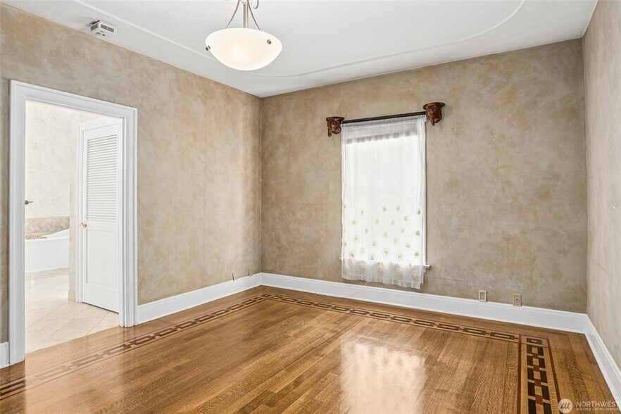 More Photos Of 1026 Alder St, Centralia Office Residential For Sale