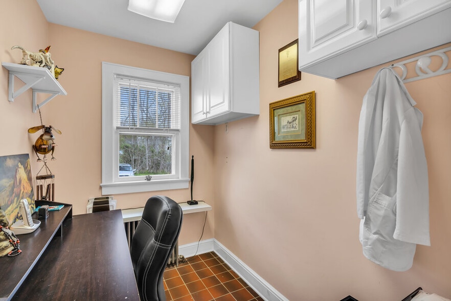 More Photos Of 261 Rt 34, Colts Neck Veterinarian Kennel For Sale