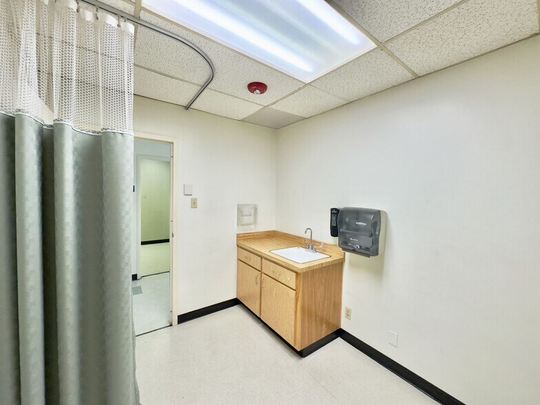 More Photos Of 887 E 2nd St, Pomona Medical For Lease
