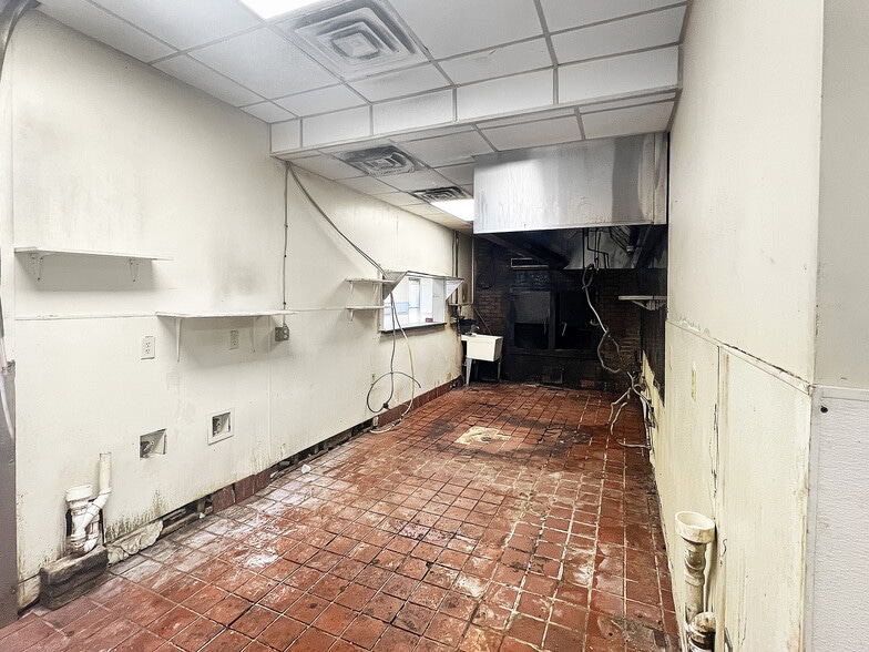 More Photos Of 2701 Lurleen B Wallace Blvd, Northport Restaurant For Lease