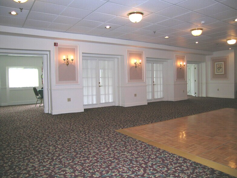 More Photos Of 100 Trowbridge Rd, Bourne Hospitality For Sale