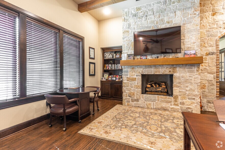 More Photos Of 1518 Colony Cir, Longview Office For Lease