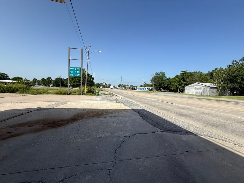 More Photos Of 319 Choctaw Ave, Savanna Convenience Store For Sale