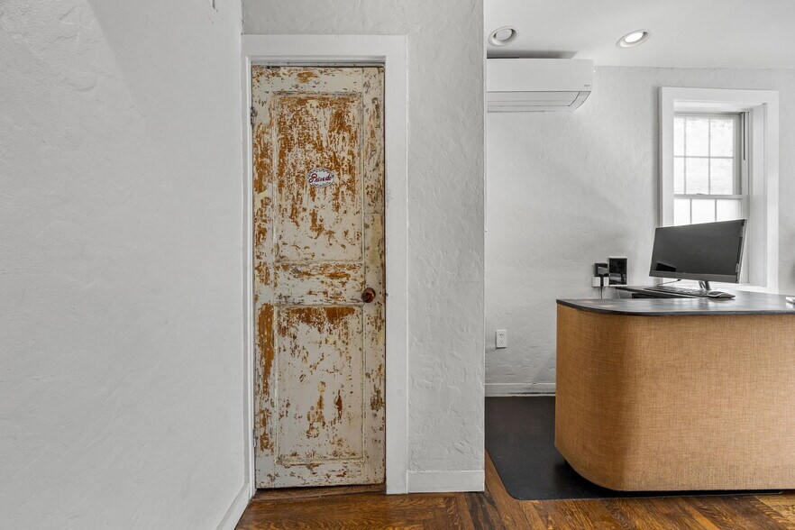 More Photos Of 182 Commercial St, Provincetown Storefront For Sale