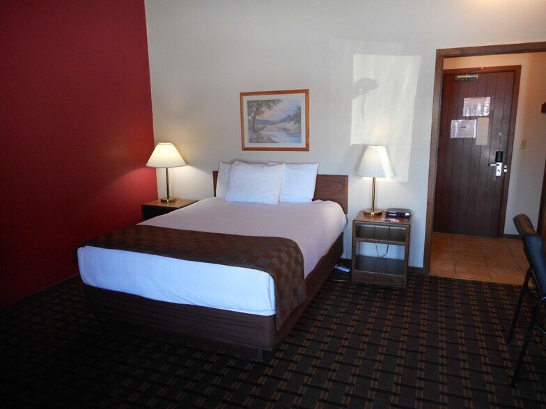 More Photos Of 325 Fire Monument Rd, Hinckley Hotel For Sale