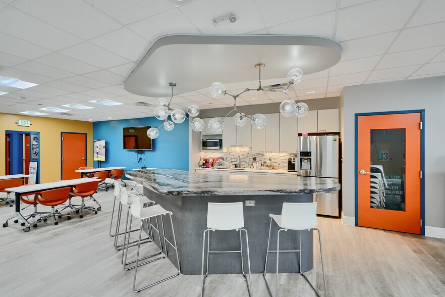 More Photos Of 11 Center Pl, Dundalk Office For Sale