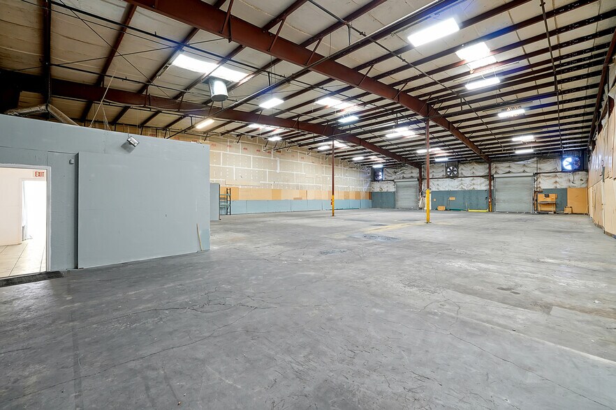 More Photos Of 11435 Rocket Blvd, Orlando Warehouse For Lease
