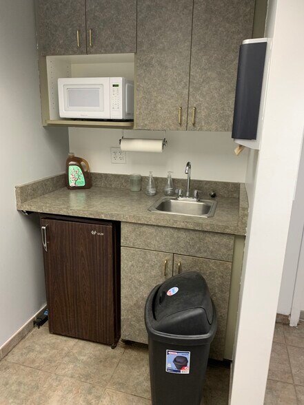 More Photos Of 1850 Cofrin Dr, Green Bay Manufacturing For Lease