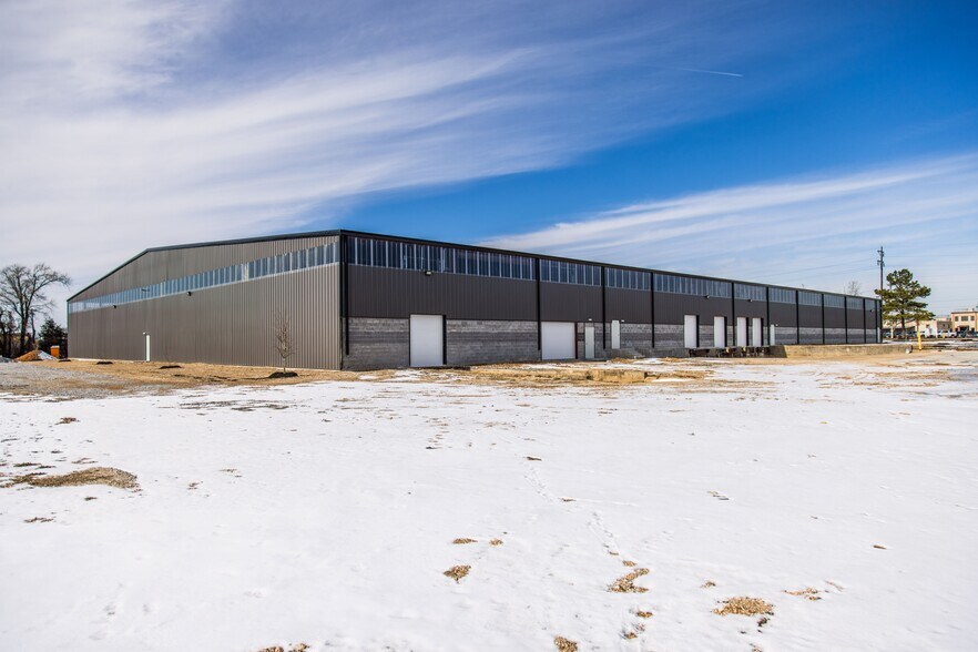 More Photos Of 659 E Randall Wobbe Ln, Springdale Distribution For Lease