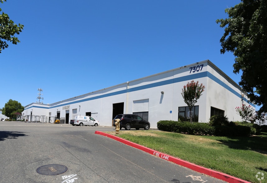 More Photos Of 7307 Roseville Rd, Sacramento Unknown For Lease