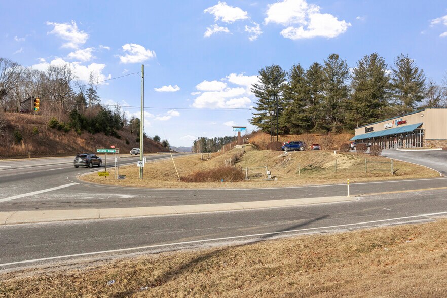 More Photos Of 41 Charlie Brown Rd, Burnsville Flex For Lease