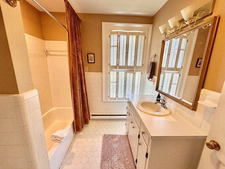 More Photos Of 615 College St, Clinton Hotel For Sale