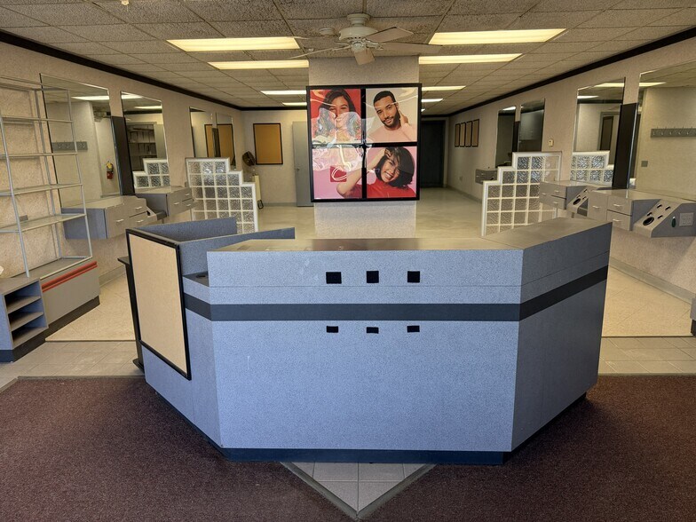 More Photos Of 1301-1315 21st St, Zion Unknown For Lease