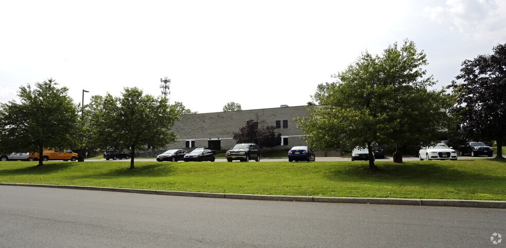 More Photos Of 3 S Corporate Dr, Riverdale Warehouse For Lease