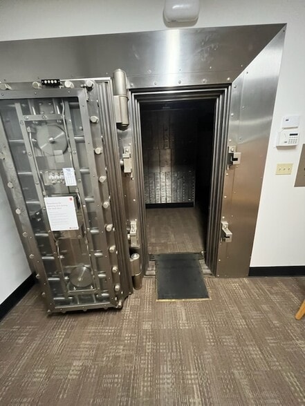 More Photos Of 1309 N Chester Ave, Bakersfield Bank For Sale