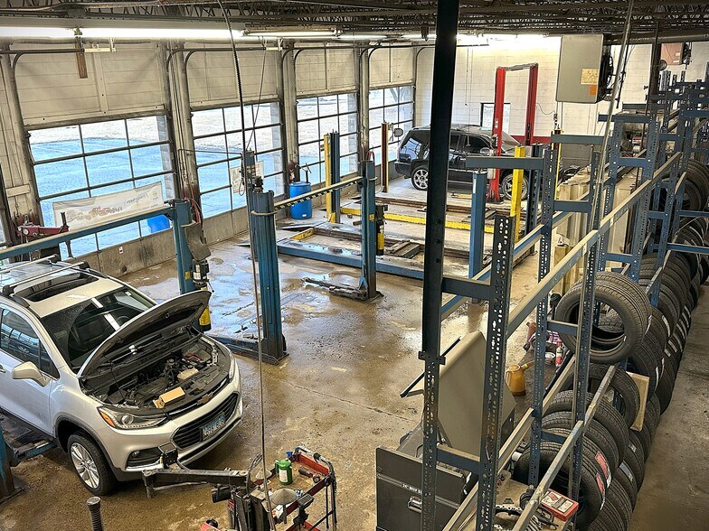 More Photos Of 1983 Pawlisch Dr, Rockford Auto Repair For Sale