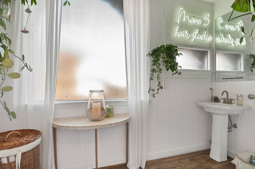 More Photos Of 1001 W 34th St, Austin Freestanding For Lease