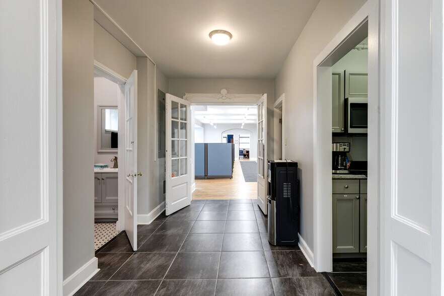 More Photos Of 424 E Grace St, Richmond Bank For Lease