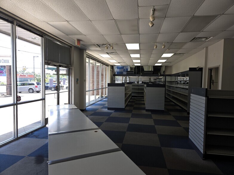 More Photos Of 3002 Lee Hwy, Bristol Freestanding For Lease
