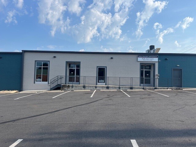 More Photos Of 1421 2nd St NE, Hickory Storefront Retail Office For Lease