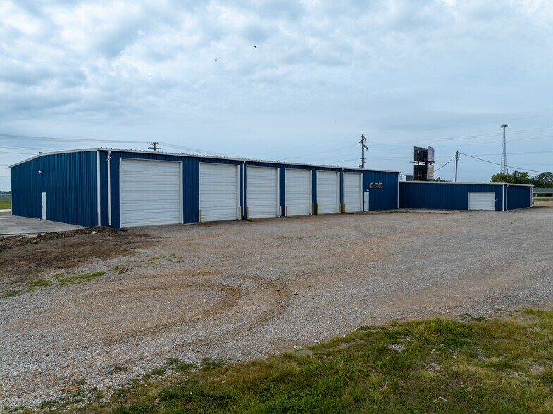 More Photos Of 4701 S Limit Ave, Sedalia Warehouse For Lease
