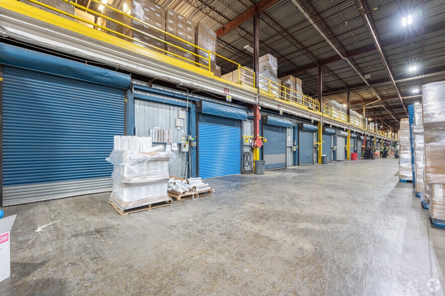 More Photos Of 6757 Northwest Dr, Mississauga Distribution For Lease